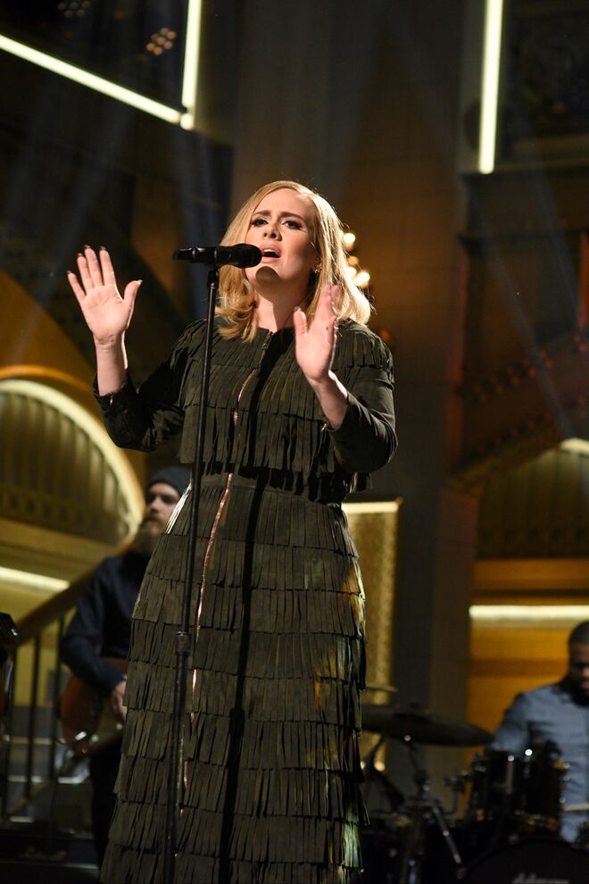 Adele a usar Burberry no Saturday Night Live, em 2015