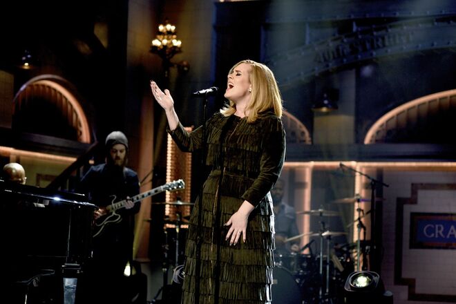 Adele a usar Burberry no Saturday Night Live, em 2015