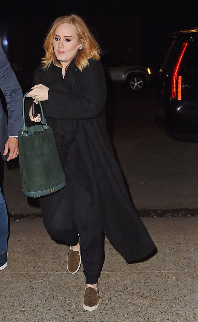 Adele a usar a Burberry Bucket Bag