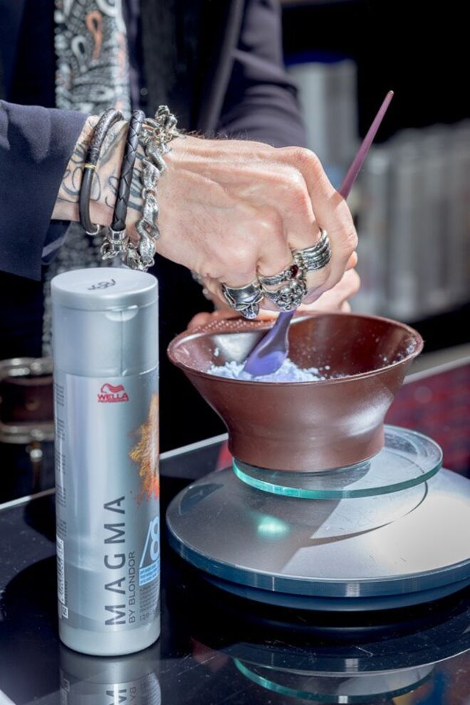 Preparação da cor com MAGMA by Bloondor, de Wella Professionals
