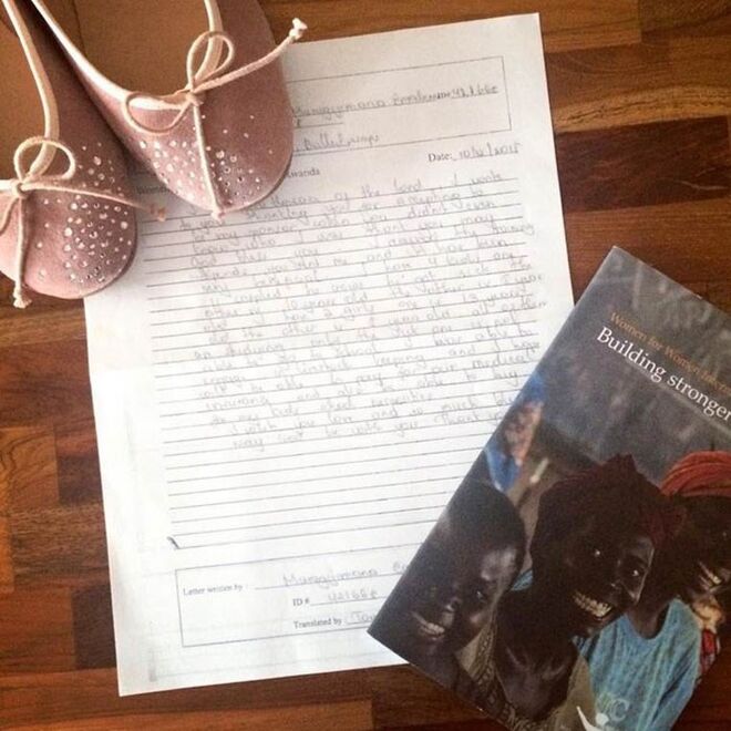 No Instagram da marca (@josefinasportugal) pode ler-se uma carta escrita por Emilienne, uma das mulheres em risco ajudadas.