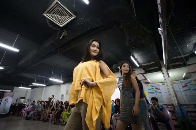 Tin Moe Lwin criou uma escola de modelos.