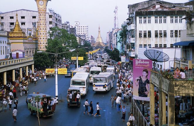 Rangum, a capital económica do país, transformou-se e desenvolveu-se com a chegada de investidores estrangeiros.