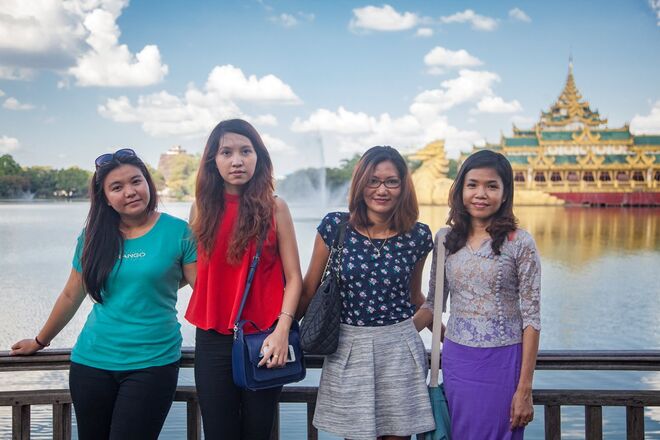 Tazin Htet Htet, Hsu, Thin Thin e Kyawe Phyo Phyo encarnam uma nova aspiração na sociedade birmanesa. Licenciadas e independentes, estas mulheres pretendem fazer carreira e desejam empreender.