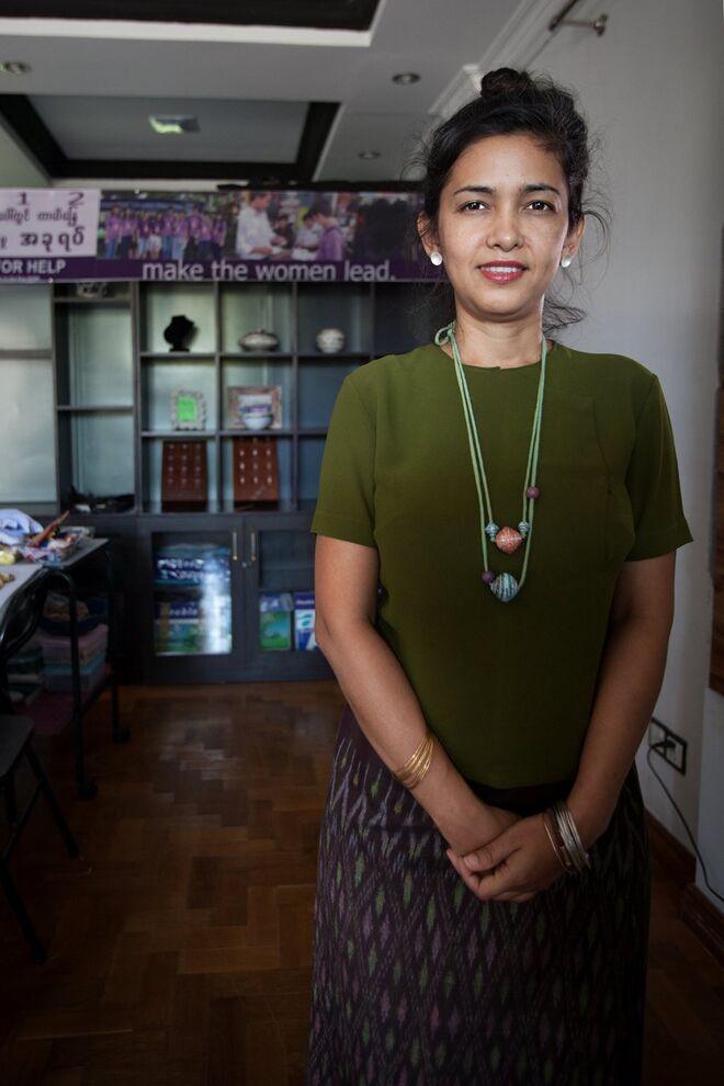 As mulheres são frequentemente vítimas de discriminação ou assédio. Para as defender, associacões como a Akhaya Women, fundada por Htar Htar, trabalham incessantemente.