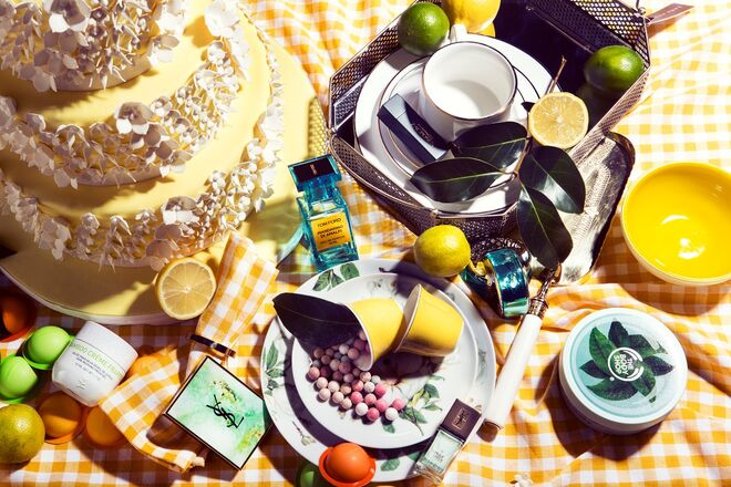 Omnia Paraiba, eau de parfum, 65 ml, €77, Bulgari | Fuji Green Tea Body Butter, €16, The Body Shop | Bolo, Os Bolos da Julie, em www.osbolosdajulie.com | Pratos com motivos florais, €29,99, Zara Home | Chávenas amarelas, Área | Varredor de migalhas de mesa com pega em osso, €19,99, Zara Home | Taça em vidro, €5,99, Zara Home | Pratos com rebordo dourado, a partir de €3,99, Zara Home | Bandeja em metal, €29,99, Zara Home | Toalha e guardanapos com motivo xadrez, Area | Anéis para guardanapos, Area 