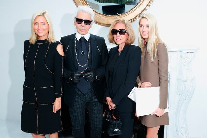 Maria-Olympia com a mãe, a princesa Marie-Chantal da Grécia, a avó, Marie-Chantal Pesantes, e Karl Lagerfeld num desfile da casa Chanel