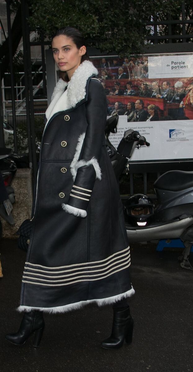 Sara Sampaio (com casaco Tommy Hilfiger)