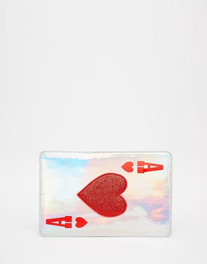 CAIXINHA DE SURPRESAS | Clutch em poliuretano, €19,72 Skinnydip em www.asos.com