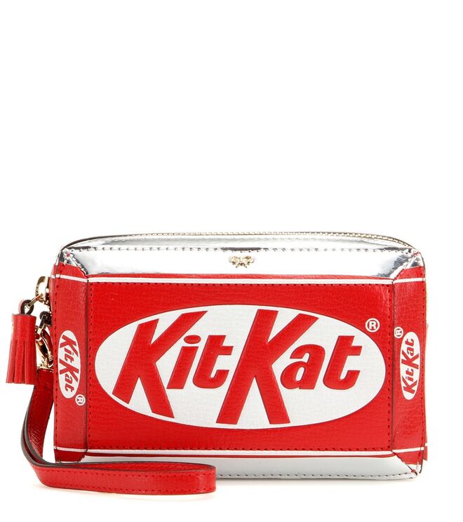 CAIXINHA DE SURPRESAS | Clutch em pele, €950, Anya Hindmarch
