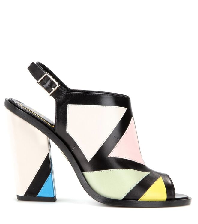 ARCO-ÍRIS | Sandálias em pele, €690, Roger Vivier