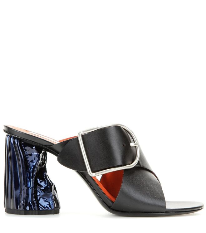 FORA DE PÉ | Sandálias em pele, €530, Acne Studios, em www.mytheresa.com