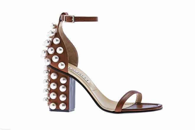 FORA DE PÉ | Sandálias em pele, €870, Emilio Pucci