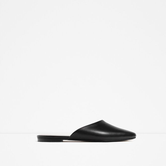 NO QUARTO | Slippers em pele, €19,95, Zara