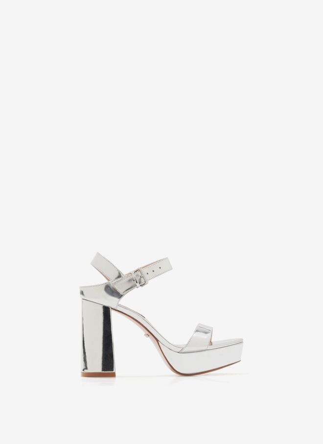 NOVAS ALTURAS | Sandálias em pele, €89, Uterqüe