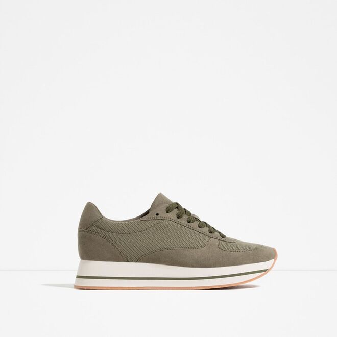 TÉNIS | Ténis em camurça e nylon, €35,95, Zara 