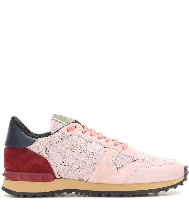 TÉNIS | Ténis em camurça e pele com renda, €520, Valentino