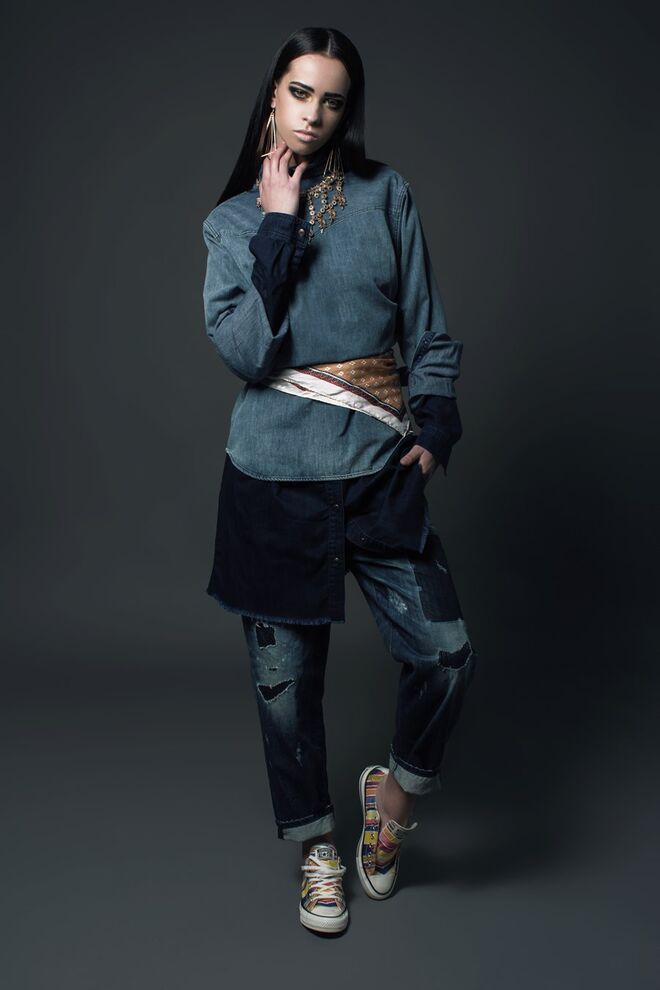 DENIMANIA | Stylist: Ana Lopes Modelo: Bárbara (Karater) |  Camisa e calças, Diesel; camisa da produção; brincos, H&M; colar, Zara; lenço da produção; ténis, Converse.