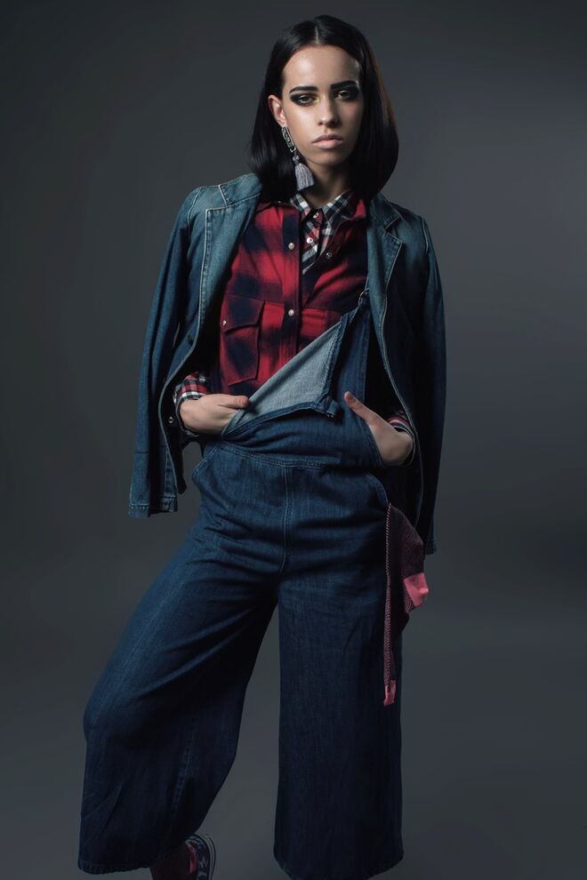 DENIMANIA | Stylist: Ana Lopes Modelo: Bárbara (Karater) |   Casaco da produção ; camisa, Zara; camisa e jardineiras da produção; brincos H&M, meias, Happy Socks; ténis, Converse.