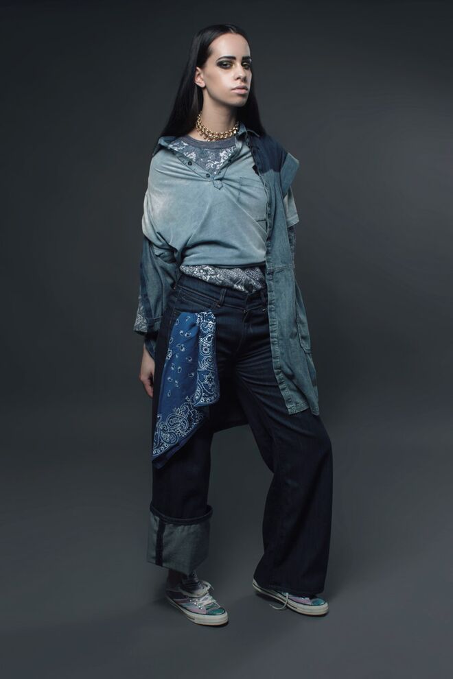 DENIMANIA | Stylist: Ana Lopes Modelo: Bárbara (Karater) |  Camisa, t-shirt e camisola, Diesel; calças, colar e lenço da produção; ténis, Converse.