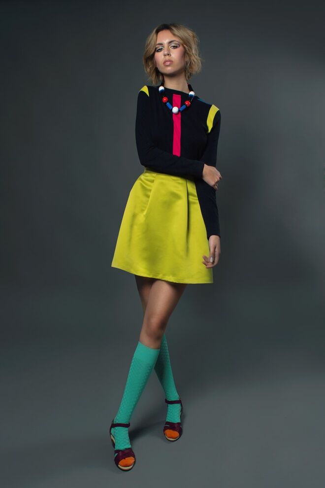 COLOUR BLOCKING | Stylist: Beatriz Mendes Modelo: Vicky Scheder (L'agence) | Camisola, Deisel; saia, Promod; colar, H&M; meias, Happy Socks; sapatos, Fly London. 