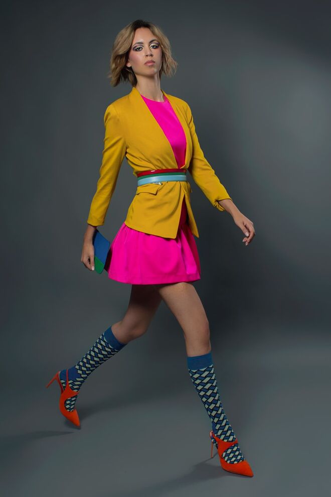 COLOUR BLOCKING | Stylist: Beatriz Mendes Modelo: Vicky Scheder (L'agence) | Blazer, Zara; vestido, H&M; cinto vermelho da produção; cinto verde, Promod; cinto azul, Lacoste; carteira, H&M; meias, Happy Socks; sapatos, Zara.
