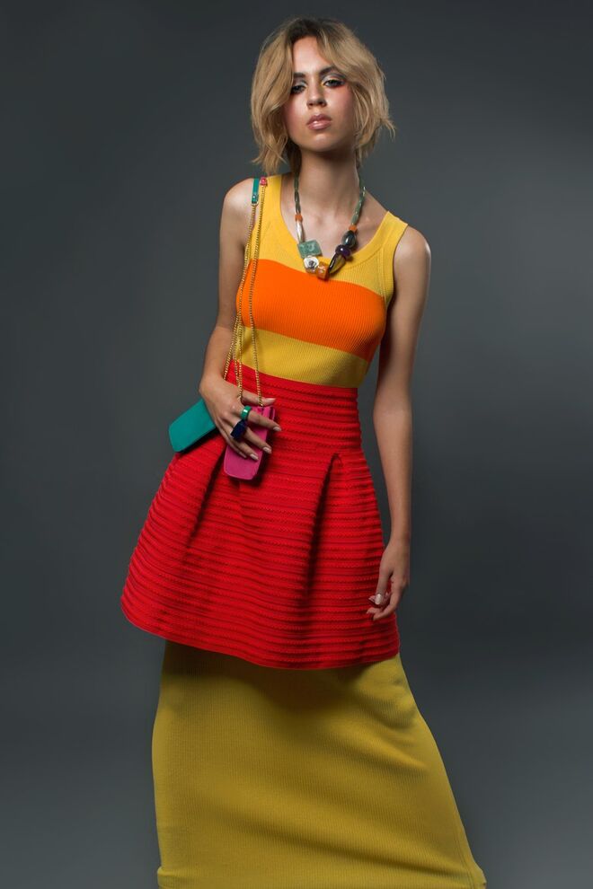 COLOUR BLOCKING | Stylist: Beatriz Mendes Modelo: Vicky Scheder (L'agence) | Vestido, Deisel; saia, colar, anéis e meias, tudo H&M; carteiras da produção; sapatos, Fly London.