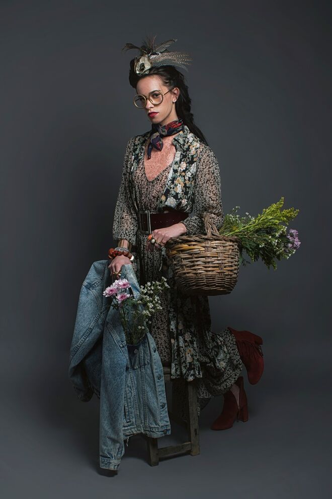 COUNTRYSIDE DREAM | Stylist: Beatriz Pacheco Modelo: Bárbara Marinho (L'agence) | Vestidos, Zara; top em renda, H&M; acessório de cabeça, óculos, lenço, pulseira e anéis, tudo da produção; cinto, Ana Sousa; colar com medalhas usado como pulseira, Parfois; botins, Stradivarious; blusão, Levis; cadeira, cesto e flores, tudo da produção.
