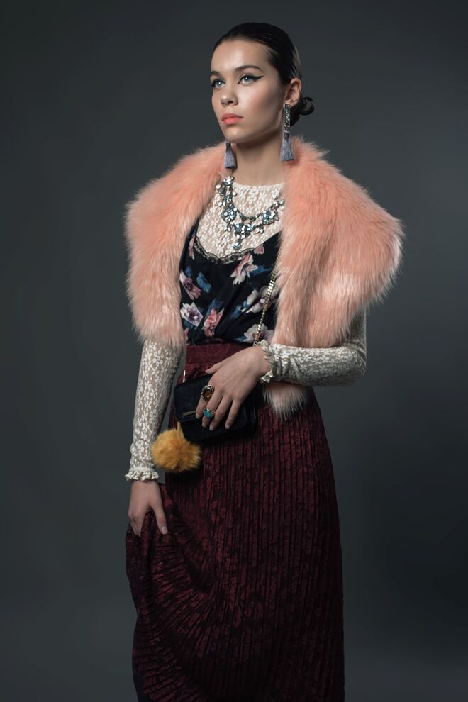 MODERN GRANNY | Stylist: Catarina Chimeno Modelo: Claudia Runcan (We Are Models) | Vestido usado como top da produção; camisola e saia, Zara; brincos, H&M; colar, estola, anéis e porta-chaves de pêlo da produção; carteira, Mango.