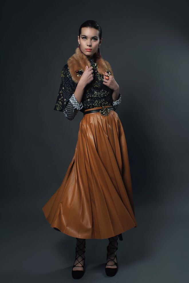 MODERN GRANNY | Stylist: Catarina Chimeno Modelo: Claudia Runcan (We Are Models) | Vestido usado como top e saia, Zara; camisa da produção; brincos, Stradivarius; colar Pull & Bear; estola, anéis e cinto, da produção; sandálias H&M.