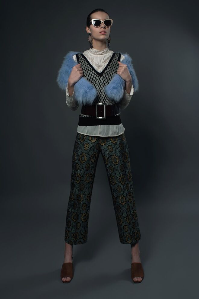 MODERN GRANNY | Stylist: Catarina Chimeno Modelo: Claudia Runcan (We Are Models) | Pullover, camisa, calças e sandálias, tudo Zara; óculos de sol, brincos, estola e cinto, tudo da produção.