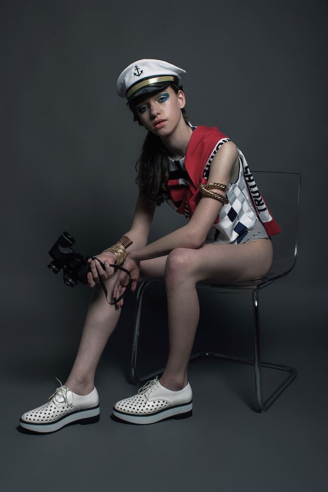 Stylist: Clarisse Pereira Modelo: Olivia (Elite) | Camisola, Carhartt; top, Miguel Vieira; cuecas, chapéu e binóculos da produção; colar usado como pulseira e sapatos, Mango; pulseiras, H&M e da produção.