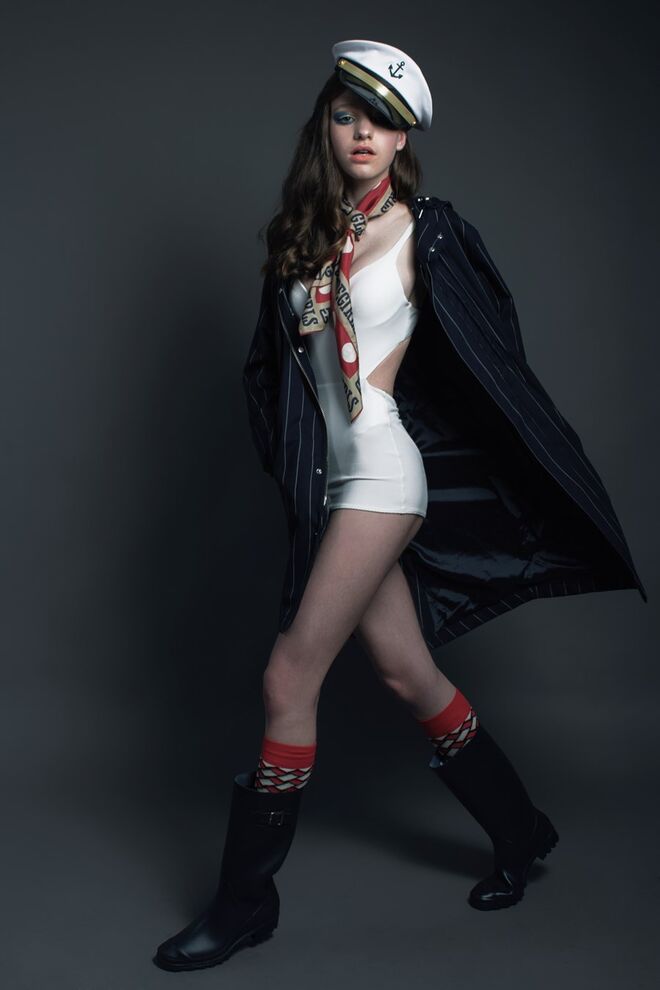 Stylist: Clarisse Pereira Modelo: Olivia (Elite) | Casaco, Gant; fato de banho, chapéu lenço e galochas da produção; meias Happy Socks.