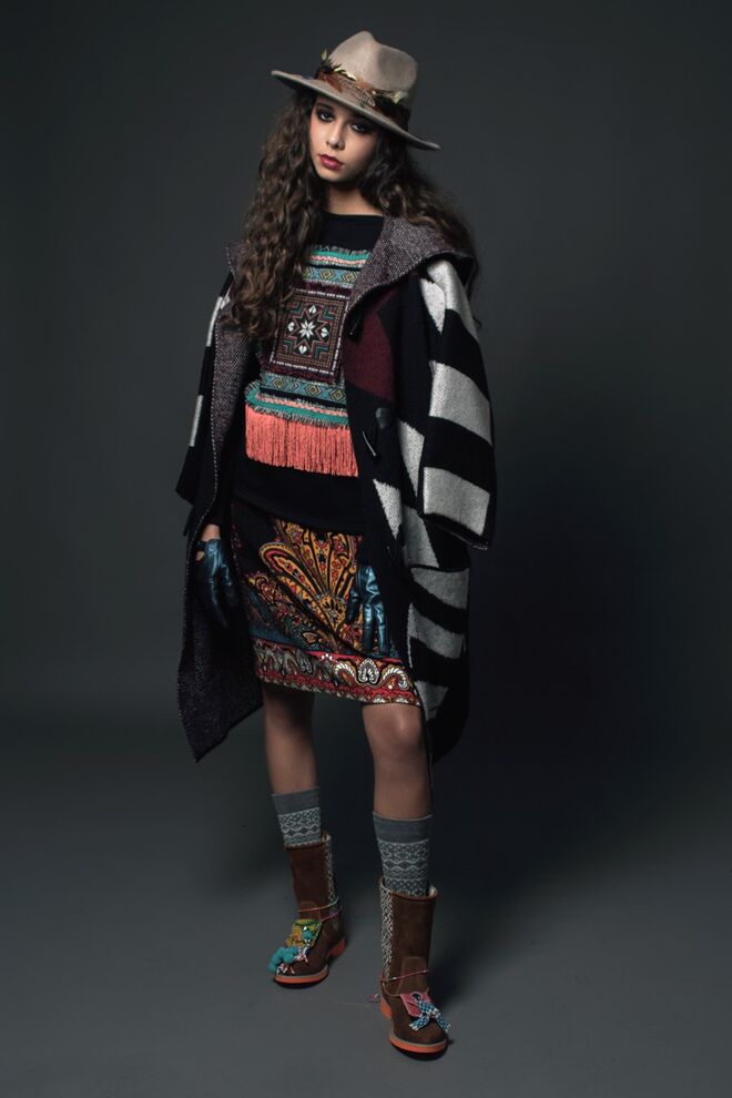 NEO-CHEROKEE | Stylist: Dávila Silva Modelo: Gabriela (Elite) | Casaco, chapéu e luvas, tudo BIMBA Y LOLA; camisola, vestido e botas, tudo Her Closet; meias da produção.