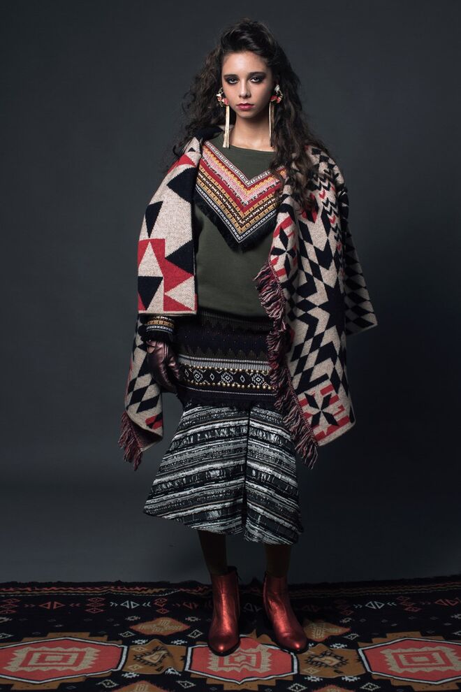 NEO-CHEROKEE | Stylist: Dávila Silva Modelo: Gabriela (Elite) | Casaco, brincos, luvas e botas, tudo BIMBA Y LOLA, camisola, saia cinzenta e cachecol, tudo Her Closet; saia, Bershka.