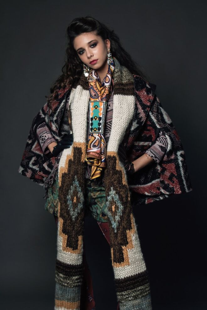 NEO-CHEROKEE | Stylist: Dávila Silva Modelo: Gabriela (Elite) | Casaco e camisola, Bershka; calções, calças e cachecol, tudo Zara; brincos, lenço,  pulseira usada no lenço e luvas, tudo BIMBA Y LOLA.
