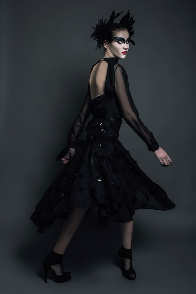 BLACK SWAN | Stylist: Joana Quintas Modelo: Ana Viegas, L'Agence | Camisa, pulseira de penas, meias e sapatos, tudo da produção; Vestido, Luís Carvalho