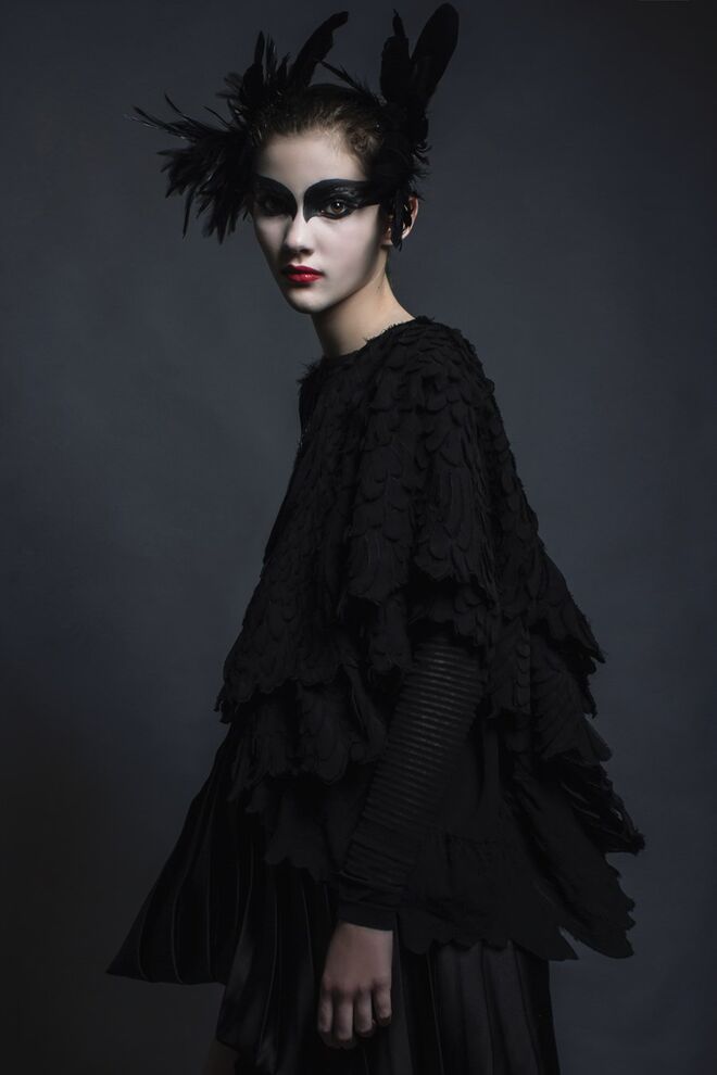 BLACK SWAN | Stylist: Joana Quintas Modelo: Ana Viegas, L'Agence | Saia usada como capa e camisola da produção; saia, Zara.