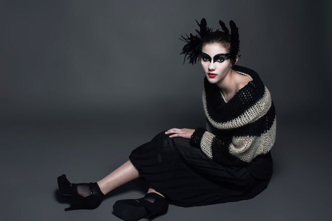 BLACK SWAN | Stylist: Joana Quintas Modelo: Ana Viegas, L'Agence | Camisola, meias e sapatos, tudo da produção. Calças, Luís Carvalho.