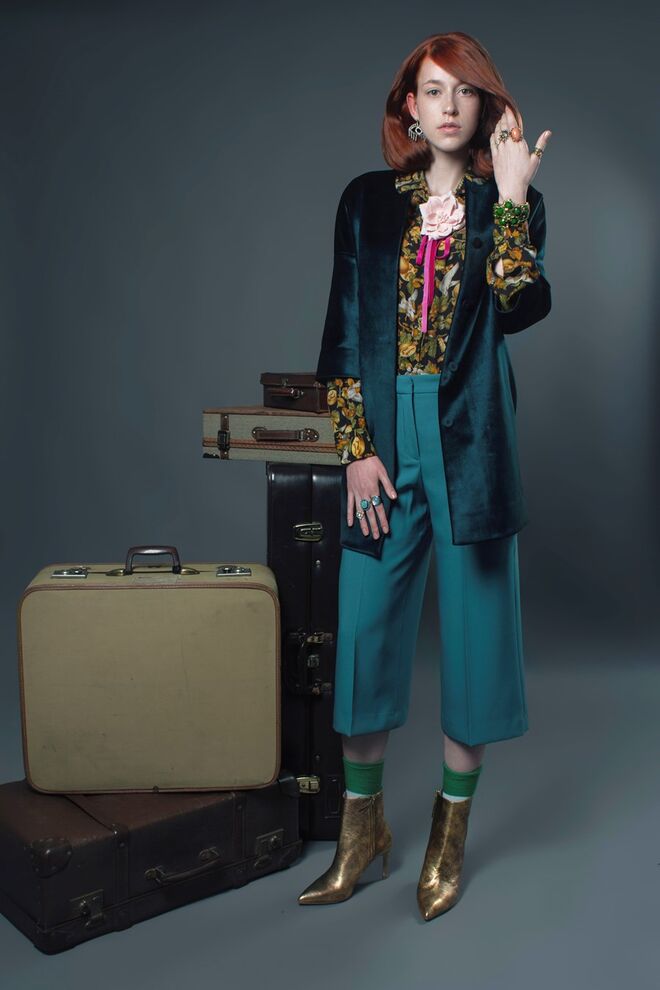 Stylist: João Bengala Modelo: Valeriia Stukalina (L'Agence) | Casaco, COS; culotes e botins Zara; camisa,anéis, pulseira e meias, tudo da produção; brincos e alfinete, H&M. 