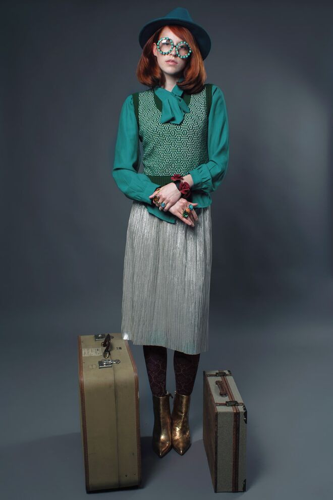 Stylist: João Bengala Modelo: Valeriia Stukalina (L'Agence) | Camisa, pullover, óculos, anéis e collants, tudo da produção;  saia, chapéu e botins, Zara; pulseira, H&M.