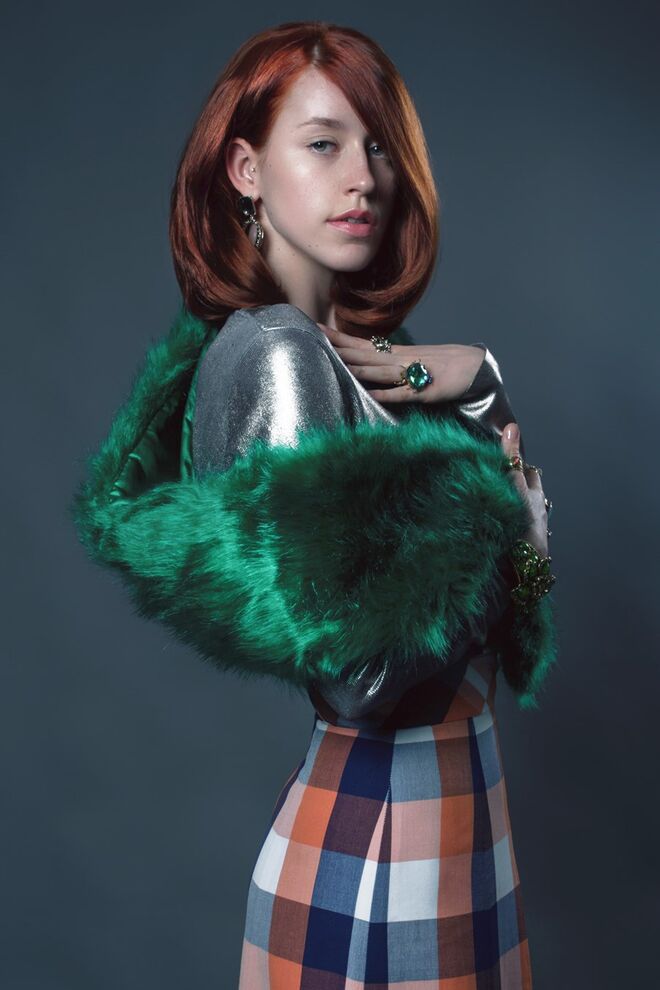 Stylist: João Bengala Modelo: Valeriia Stukalina (L'Agence) | Vestido usado como camisola, COS; saia, brincos, anéis e pulseira, tudo da produção; estola, Zara