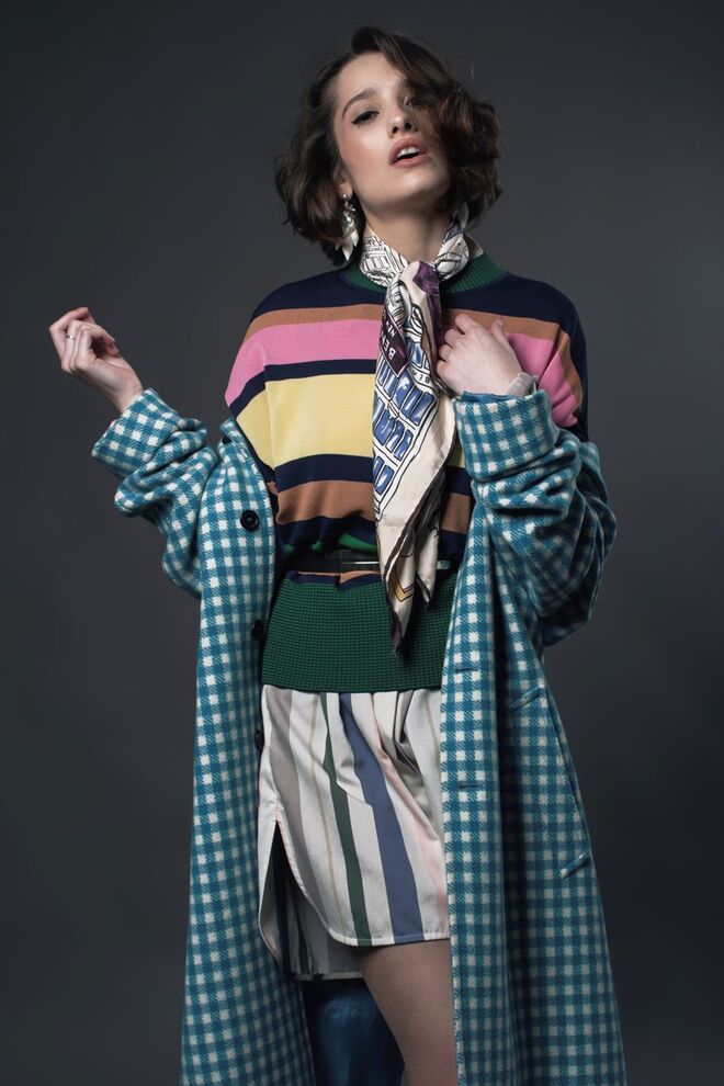 VINTAGE | Stylist: Julia Szpilman Modelo: Julia Szpilman | Casaco, Prada; camisola, camisa  cinto,  H&m; Casaco H&M; brincos e lenço da produção