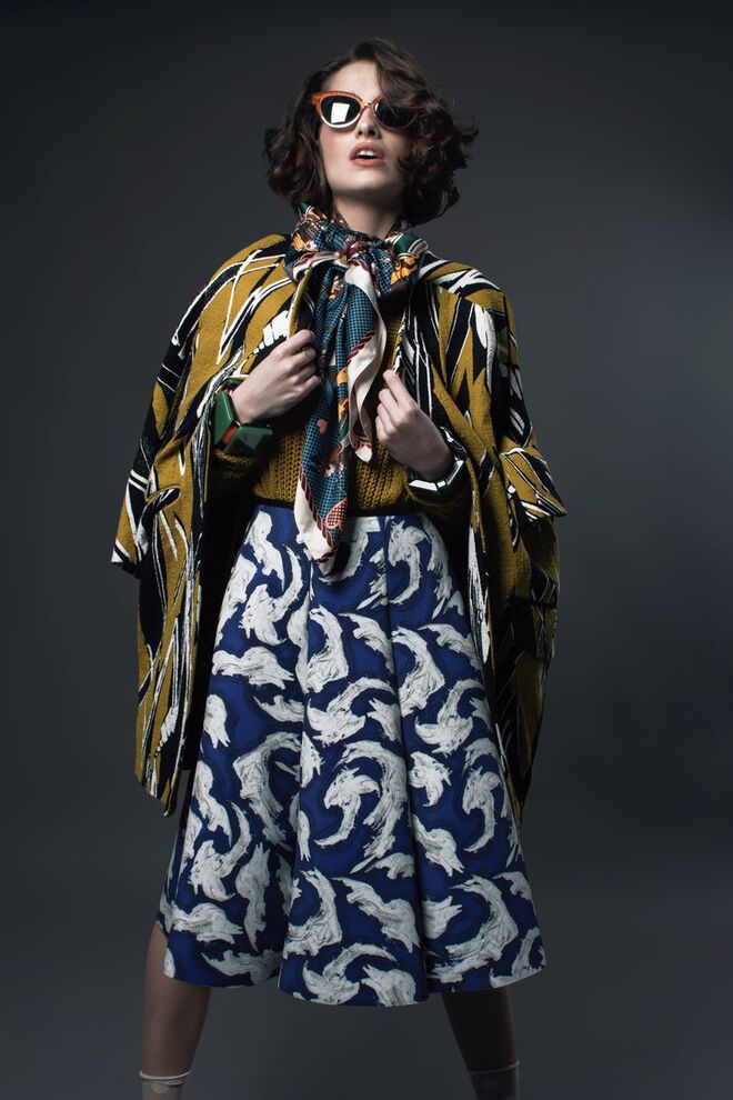 VINTAGE | Stylist: Julia Szpilman Modelo: Julia Szpilman | Casaco da produção; camisola e saia, H&M; óculos, Zara; lenço e pulseiras da produção.