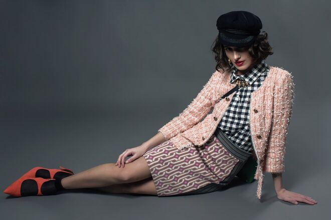 VINTAGE | Stylist: Julia Szpilman Modelo: Julia Szpilman | Casaco meias e sapatos da produção; pólo, Lacoste; saia e boina, H&M.