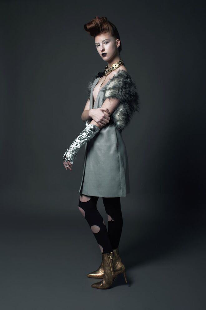 THE BREATH OF SILVER ROCKER | Stylist: Magali da Silva Modelo: Mafalda Santos (L’Agence) | Colete, Stradivarius; vestido, Luís Carvalho; Cinto usado como colar e luva de alumínio da produção; collants, Calzedonia; Botas, Zara.