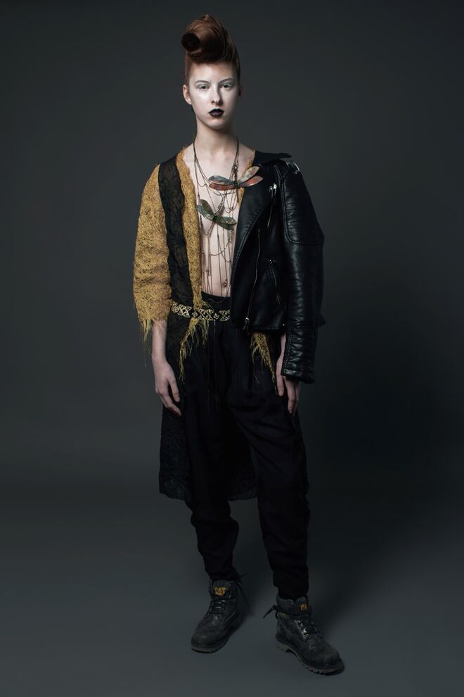 THE BREATH OF SILVER ROCKER | Stylist: Magali da Silva Modelo: Mafalda Santos (L’Agence) | Blusão, Zara; colete e colar, Valentim Quaresma; Casaco e cinto da produção; calças, Zara; botas, Catterpilar