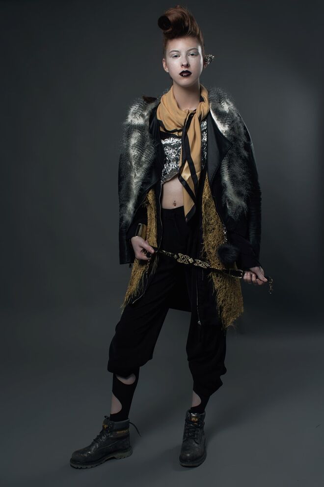 THE BREATH OF SILVER ROCKER | Stylist: Magali da Silva Modelo: Mafalda Santos (L’Agence) | Colete e blusão, Stradivarius; Casaco, top de alumínio, lenço e cinto, tudo da produção; calças, Zara; brinco e pulseira,  H&M