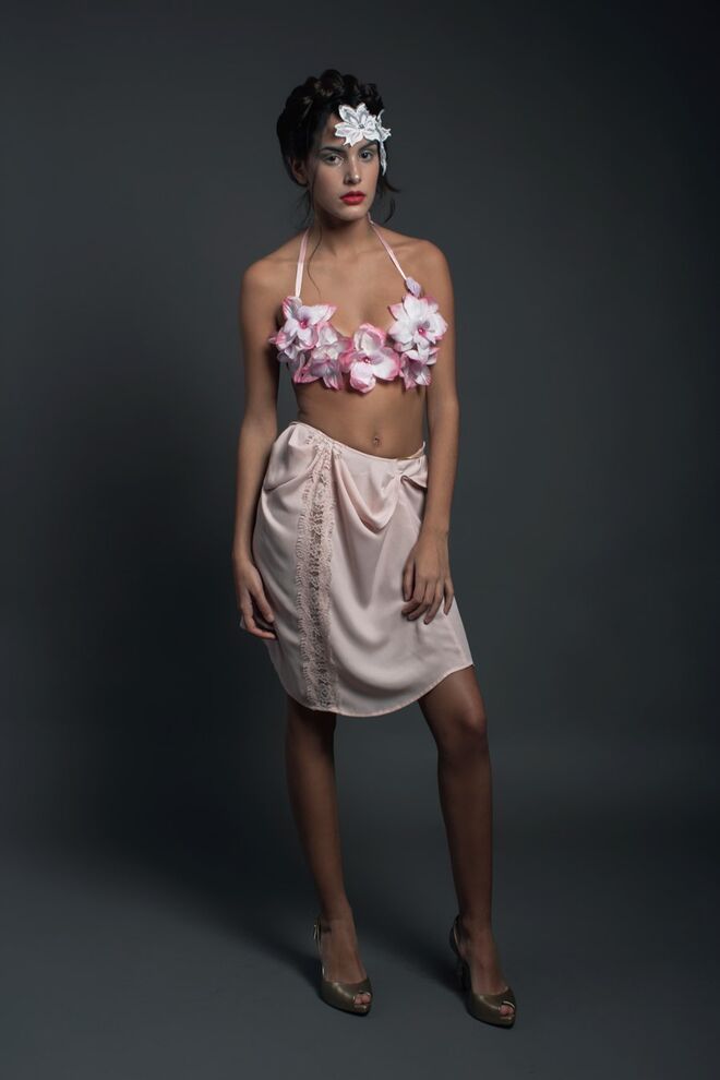 TIME, EMOTION, PASSION, INSPIRATION... JUST LIVE!! | Stylist: Nadezhda Koleva Modelo: Mariana Freitas (L’Agence) | Top da produção; top usado como saia, Atmosphere; sandálias Sebastian ErraZuriz Studio para Melissa.