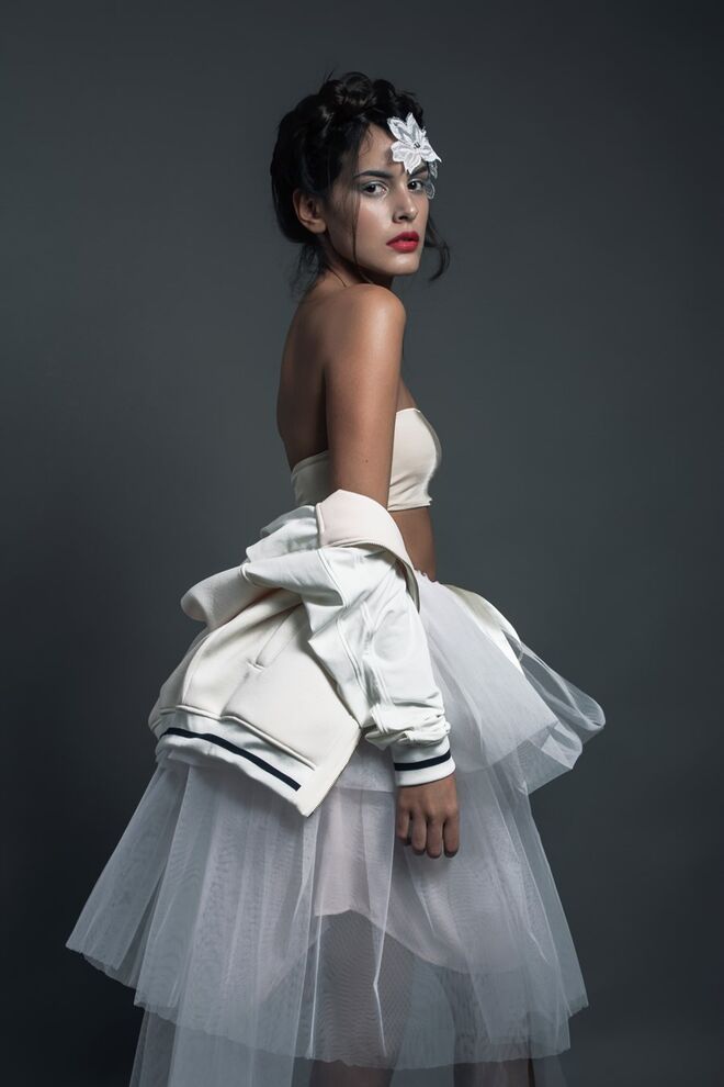 TIME, EMOTION, PASSION, INSPIRATION... JUST LIVE!! | Stylist: Nadezhda Koleva Modelo: Mariana Freitas (L’Agence) | Casaco, Gant; top e saia da produção.